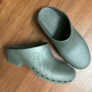 Metallic Silver Calzuros